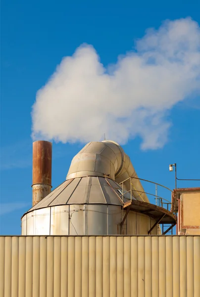 Industribyggnad och blå himmel — Stockfoto