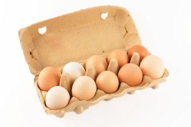 Beyaz arka plan üzerinde izole yumurta kutusu