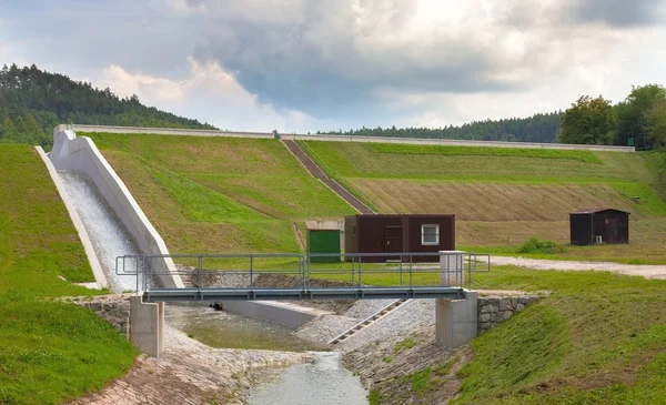 Barajda su yönlendirilir. Çek Cumhuriyeti'nde sel ve ağır yağmur