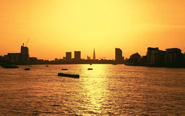 Zonsondergang in Londen tijdens zomertijd — Stockfoto