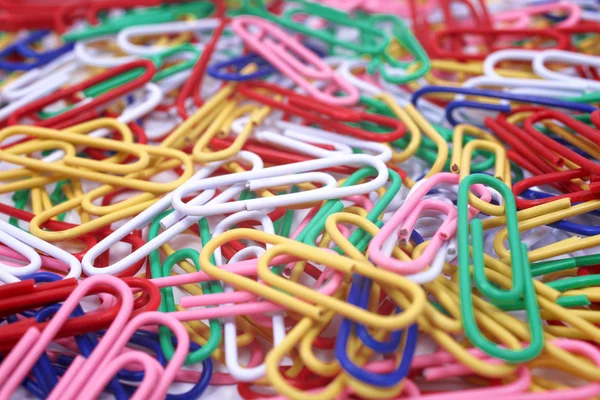 Detail closeup pile of colorful paperclips paper clips — Stock Photo, Image