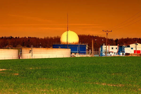 Fábrica de biogás ao pôr-do-sol — Fotografia de Stock