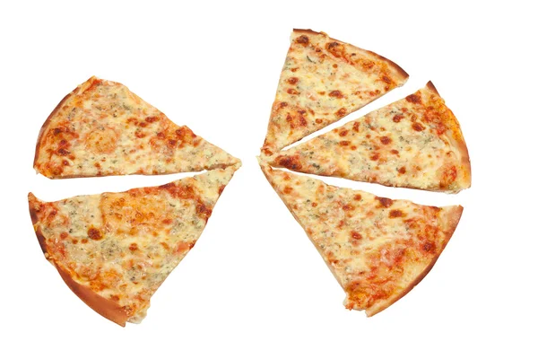 Scheiben Käse-Pizza in Großaufnahme isoliert auf weißem Hintergrund — Stockfoto