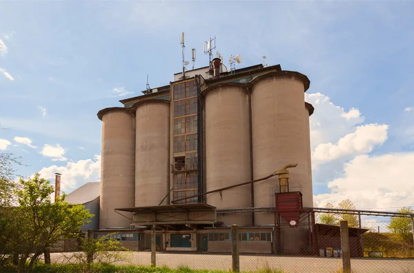 Alte Industriesilos unter blauem Himmel — Stockfoto