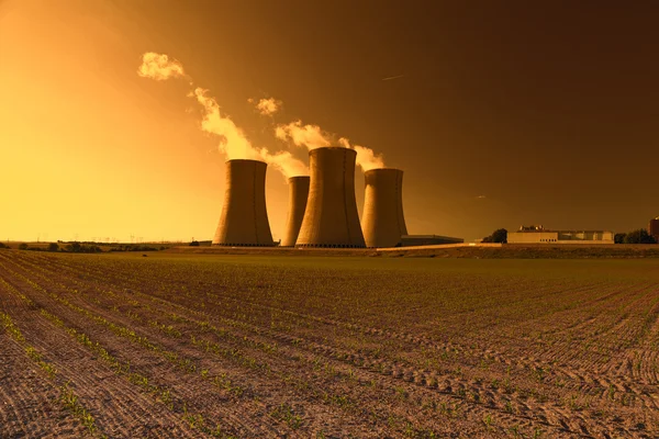 Central nuclear Dukovany en República Checa Europa, cielo del atardecer — Foto de Stock