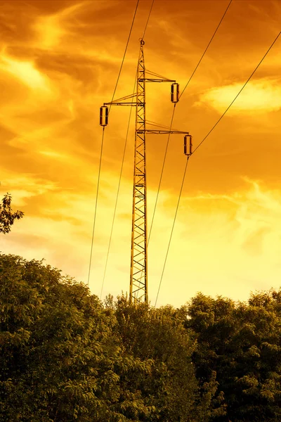 Gün batımında elektrik hattı — Stok fotoğraf