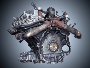 Araba motoru gri arka plan üzerinde