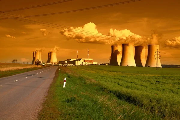 Central nuclear Dukovany en República Checa Europa al atardecer — Foto de Stock