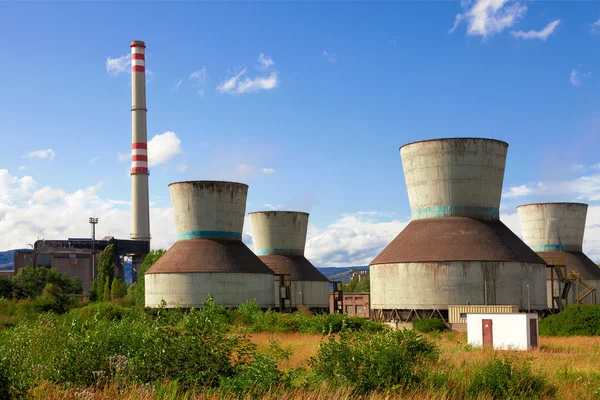 Průmyslové chladící věže — Stock fotografie