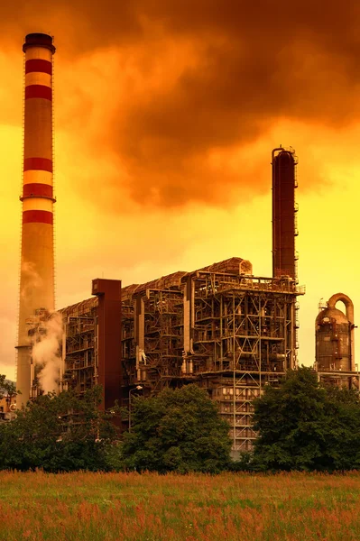 Petrokemiska industrianläggning, Tjeckien i solnedgången — Stockfoto