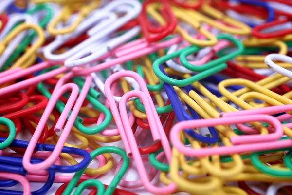 A colorful paper clip against a white background — Stock Photo, Image
