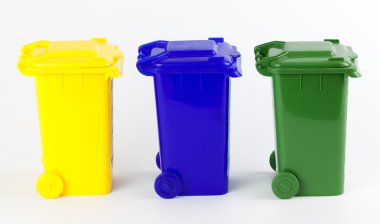 Beyaz izole renkli geri dönüşüm kutularını