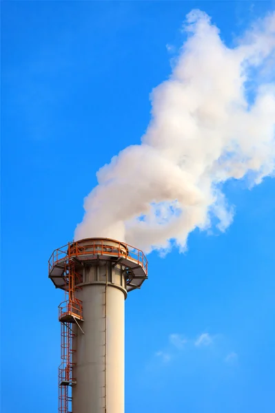 煙突からの濃い煙、青い空 — ストック写真