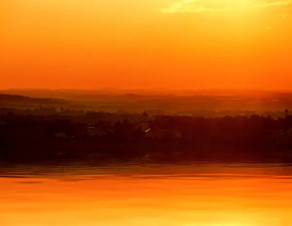 Vackra färgglada solnedgång över sjön, Tjeckien — Stockfoto