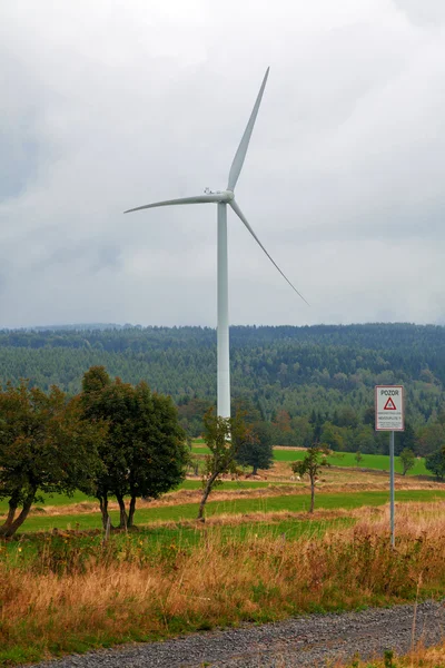 Turbina de viento en el hermoso prado de otoño — Foto de Stock