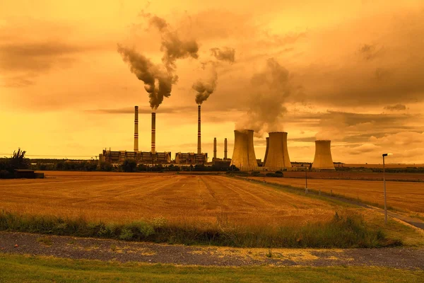 Petrokemiska industrianläggning, Tjeckien, solnedgång himlen — Stockfoto