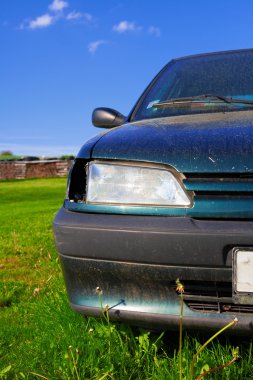 Araba ayakta çayır, mavi gökyüzünde