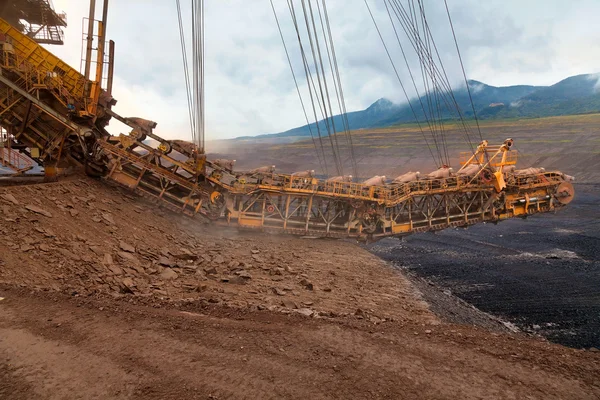 En gigantisk skopa hjulgrävare på arbeta i en grop, brunkol mine — Stockfoto