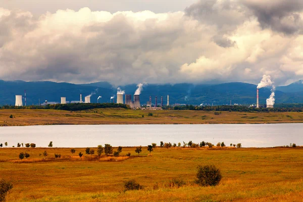 Tepelná elektrárna v České republice, v popředí jezero — Stock fotografie