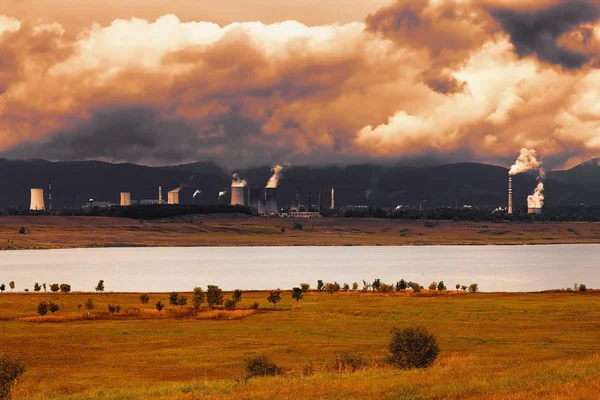 Tepelná elektrárna v České republice, v popředí jezero — Stock fotografie