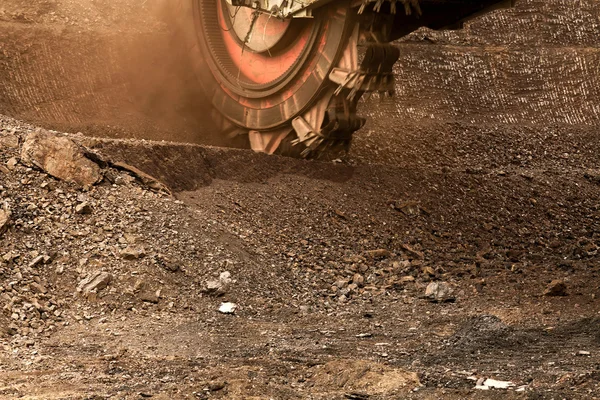 Jätte ösregna rullar grävskopan för att gräva det brun kol, Tjeckien — Stockfoto