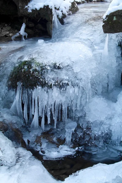 Eingefrorener Wasserfall als Hintergrund — Stockfoto