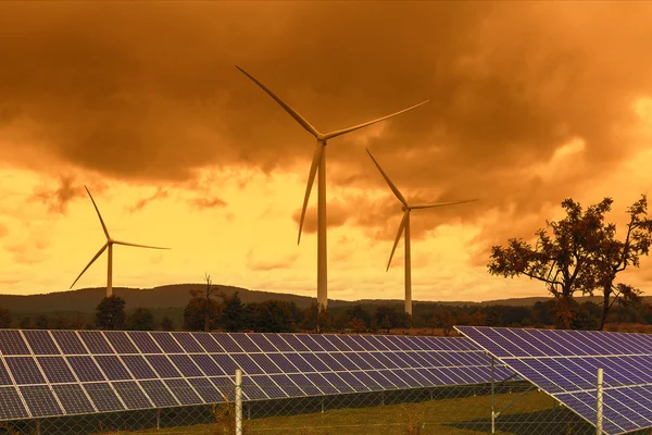 Turbinas eólicas con paneles solares al atardecer — Foto de Stock