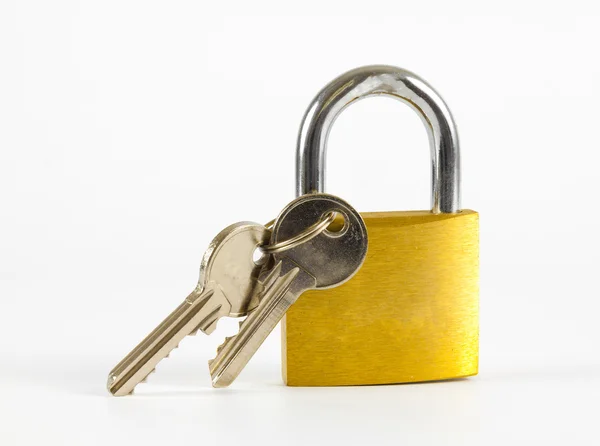 Cadenas avec clés sur fond blanc — Photo