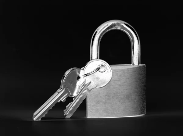 Padlock met toetsen op een zwarte achtergrond — Stockfoto