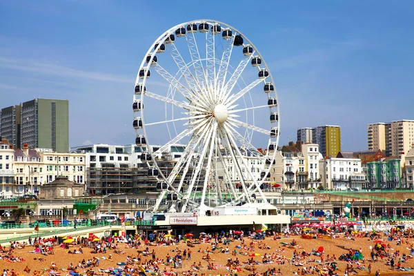 Brighton -juli 14 - Blick auf den goldenen Sand von brighton beach zum Riesenrad und Vergnügungspark mit Menschengruppen am Strand am 14. juli 2013 — Stockfoto