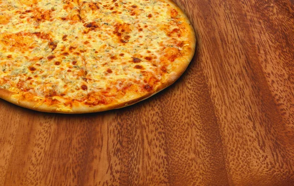 Käsepizza auf einem hölzernen Hintergrund — Stockfoto