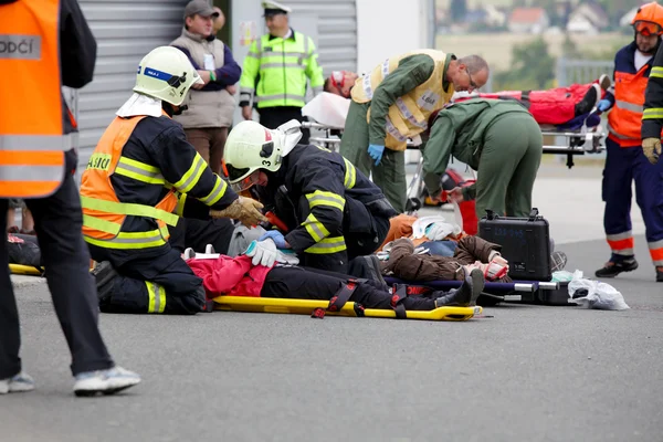 Çek Cumhuriyeti, Plzen, 30 Kasım, 2015: bir takım acil sağlık hizmetleri işinde, bir kaza mahallinde bir sedye üzerinde yaralı