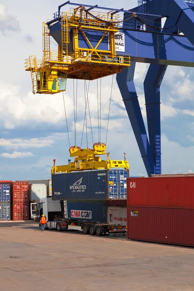 REPÚBLICA CHECA, NYRANY, 27 DE ABRIL, 2015: Terminal de contentores Nyrany. Contentores de carga de guindaste industrial . — Fotografia de Stock