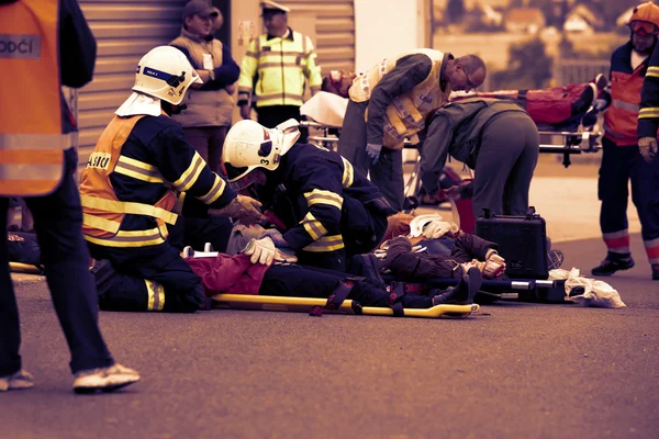 RÉPUBLIQUE TCHÈQUE, PLZEN, 30 NOVEMBRE 2015 : Une équipe de services médicaux d'urgence au travail, blessée sur une civière sur les lieux d'un accident de voiture, ciel couchant . — Photo