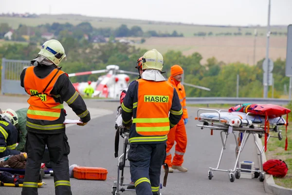 Un hélicoptère de sauvetage tchèque évacue des blessés après un accident de voiture survenu le 30 septembre. 2015 . — Photo