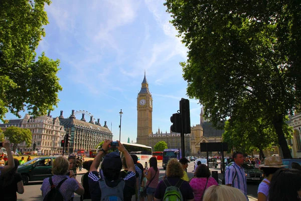 LONDRES - JULHO 15. 2013: Big Ben e a rua principal em Londres em 15 de julho de 2013 na Inglaterra . — Fotografia de Stock