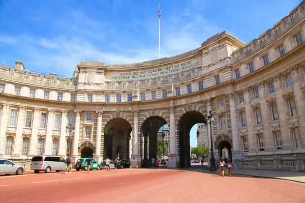 Blick auf den Admiralsbogen zwischen Einkaufszentrum und Trafalgar Square, London — Stockfoto