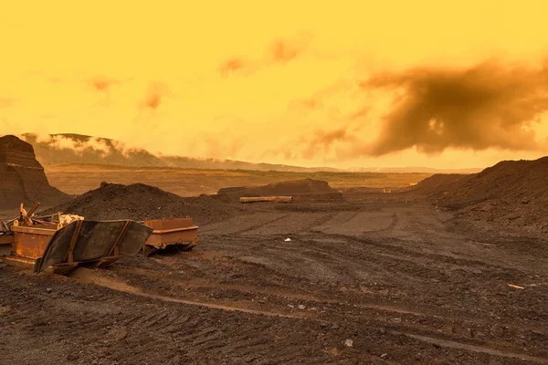 Verlaten mine - beschadigde landschap na erts mijnbouw — Stockfoto