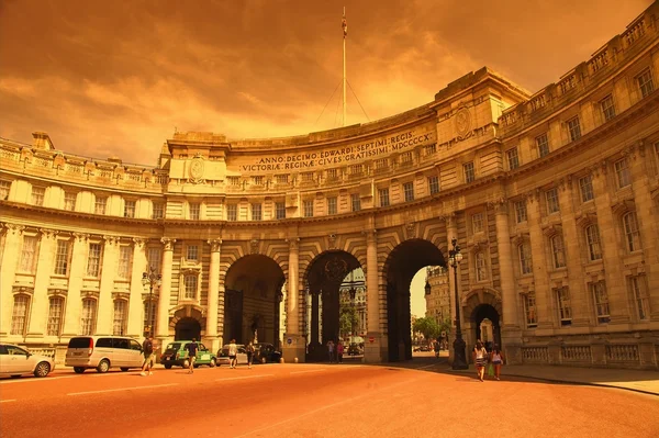 London, Verenigd Koninkrijk - 15 juli. 2013:view van Admiralty Arch tussen de Mall en Trafalgar Square, Londen — Stockfoto