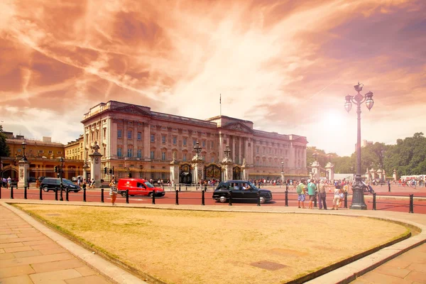 London, Wielka Brytania-15 lipca 2013: turyści odwiedzają Pałac Buckingham, niebo zachód słońca — Zdjęcie stockowe