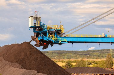 Kahverengi kömür madeni dev tekerlekli ekskavatör