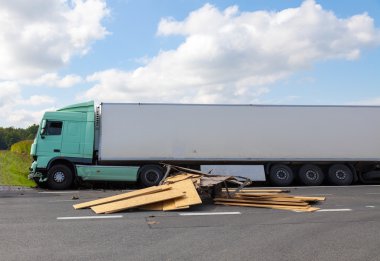 Kamyon görünümünü bir kazada bir karayolu üzerinde