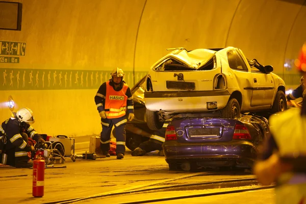 ČESKÁ REPUBLIKA, PLZEN, 30. září 2015: Záchranný tým pracuje na autonehodě — Stock fotografie