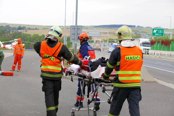Çek Cumhuriyeti, Plzen, 30 Eylül, 2015:Czech kurtarma ekibi, helikopter tahliye sonra bir araba kazasında 30 Eylül yaralandı. 2015.