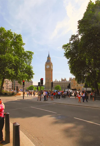 London, Büyük Britanya-15 Temmuz 2013: Big Ben'e ve Parlamento evleri. — Stok fotoğraf