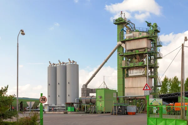 Asfalt tesisi ve mavi gökyüzü