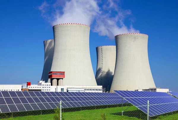 원자력 발전소 Temelin 체코 공화국 유럽에 태양 전지 패널 — 스톡 사진