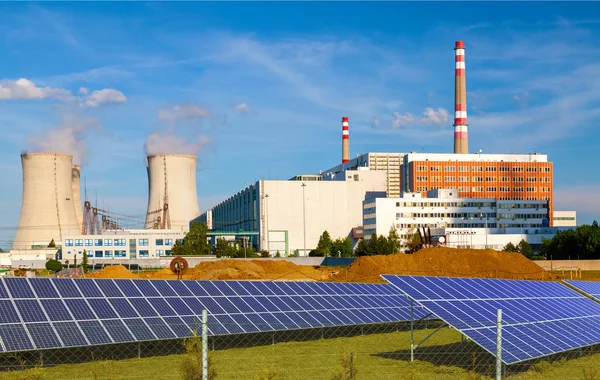 Kärnkraftverket Temelin med solpaneler i Tjeckien Europa — Stockfoto