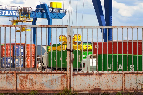 REPÚBLICA CHECA, NYRANY, 27 DE ABRIL, 2015: Terminal de contentores Nyrany. Guindaste industrial de carga containers.Iron portão . — Fotografia de Stock