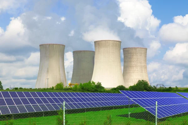 Jaderná elektrárna Dukovany se solárními panely v Evropě Česká republika — Stock fotografie